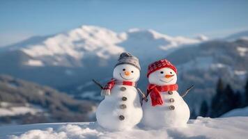 ai generado invierno Navidad - dos contento monigote de nieve amigos en Nevado montañas a día luz, neural red generado imagen foto