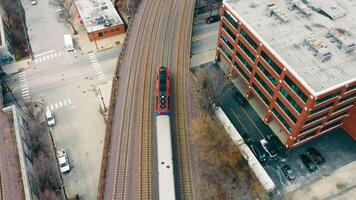 chicago illinoise 10.04.2022 ovanifrån av ett tunnelbanetåg som reser i chicago illinois. stadens infrastruktur från fågelperspektiv och tåg och järnväg. video