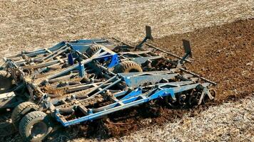 un tractor arado un campo con un arado de cerca en el primavera. comenzando de campo trabajo en el campo en el primavera. video