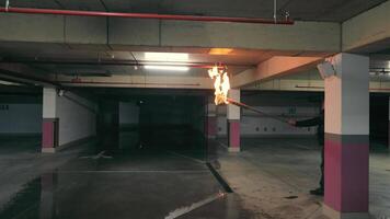 fuoco soppressione sistema test nel metropolitana parcheggio, analisi di un' fuoco soppressione sistema con un' spruzzatore Attivazione simulazione nel un metropolitana parcheggio la zona. video