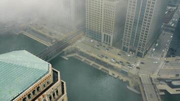 antenn se chicago stadens centrum, bil trafik och stad liv från en fåglar öga se. de rörelse av förorts tunnelbana tåg och människor under rusa timme. molnig dag och dimma i chicago Illinois usa. video