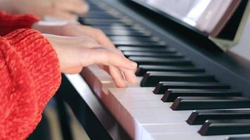 insegnante e alunno giocando il pianoforte. apprendimento per giocare il pianoforte. avvicinamento di mani e chiavi. video