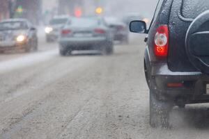 la carretera nieve piezas fluir desde ruedas de sucio coche acelerador en luz ciudad con selectivo enfocar. foto