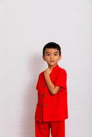 pequeño chico Moda sonriente niño en rojo chino vestido, estilo y Moda ideas para niños. chino nuevo año foto