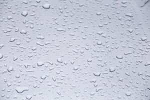 gotas de agua sobre la superficie de vidrio gris, fondo de primer plano de fotograma completo con enfoque selectivo foto