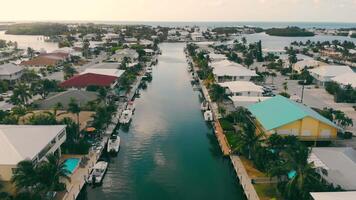 vue de luxe manoirs sur le golfe côte de Sarasota Floride, Etats-Unis. bateaux sont amarré dans le baie, près chaque maison. video