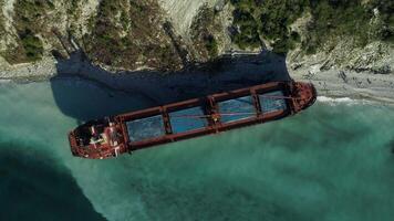 berühmt verlassen Wrack auf das Meer. Schuss. oben Aussicht von ein verlassen Schiff auf das Strand video