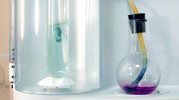un químico reacción en un prueba tubo y un cambio en el color de un químico sustancia. investigación en el laboratorio. video