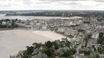 aereo Visualizza di bellissimo storico e moderno edifici vicino il sul fiume nel uno di europeo città contro grigio nuvoloso cielo. azione. sorprendente Visualizza di vecchio e moderno europeo architettura video