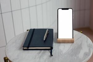 vacío pantalla teléfono inteligente Bosquejo modelo para pancartas y otro diseño propósitos, vacío blanco monitor foto