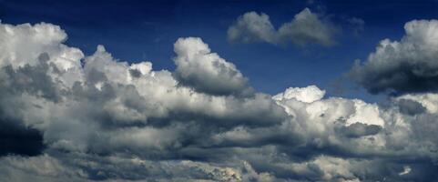 nubes volador en profundo azul verano cielo foto