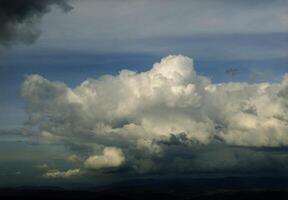 maravilloso nubes y montañas aéreo ver foto