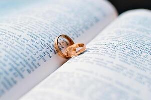 Boda anillos antecedentes. compromiso o matrimonio modelo foto