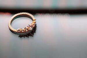 Boda anillos antecedentes. compromiso o matrimonio modelo foto
