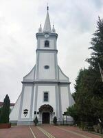 Iglesia edificio, arquitectura en Ucrania. cristiano templo con reloj foto