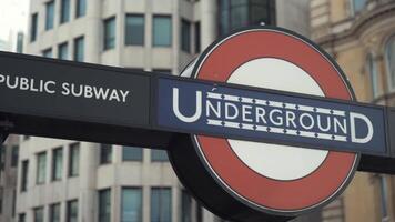 London, vereinigt Art - - September 11, 2019. Nahansicht von das modern Logo von das London Transport unter Tage Eisenbahn beim das Trafalgar Platz zu Aufladen Kreuz. Aktion. berühmt England Sehenswürdigkeiten video