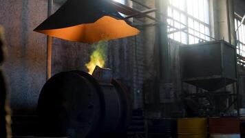 proche en haut de brûlant Feu à l'intérieur industriel fourneau. Stock images. vue à l'intérieur de une chaud atelier à le métal fonte usine, lourd métallurgie concept. video