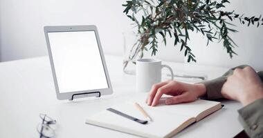 vacío tableta pantalla Bosquejo modelo para pancartas y otro diseño propósitos, vacío blanco monitor foto