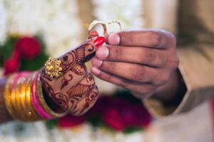 Boda anillos antecedentes. compromiso o matrimonio modelo foto