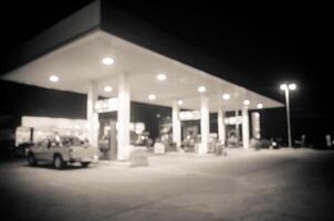 borrón el gas estación a noche foto