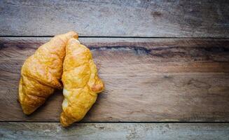 croissants en un de madera piso foto