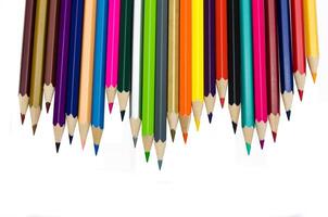 Lápices de colores aislados sobre fondo blanco de cerca foto