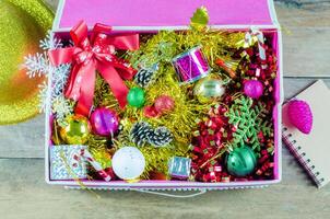 el Navidad decoraciones en un caja. foto