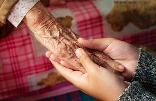 muchachas mano participación antiguo mujer espectáculo amor y inquietud. foto