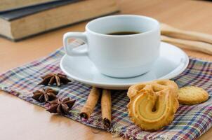 café galletas en un de madera mesa para desayuno antes de trabajo foto