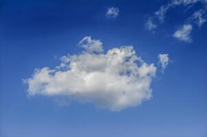 nubes en el cielo azul foto