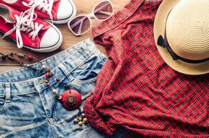 ropa y accesorios para mujer con verano en madera piso foto