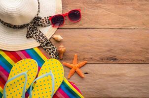 accesorios disfraz con viaje para verano en de madera piso foto