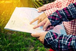 ver de un joven planificación un viaje mirando a un mapa foto