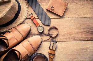 accesorios para de los hombres laico en el de madera piso foto