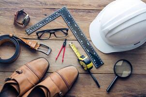 uniformes y equipo de el ingenieros trabajando - concepto para hombres foto