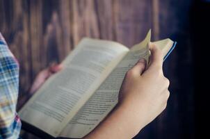 personas son leyendo libro para más conocimiento disponible a aprender en un libro. foto