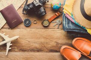 accesorios de viaje disfraces. pasaportes, equipaje, el costo de los mapas de viaje preparados para el viaje foto