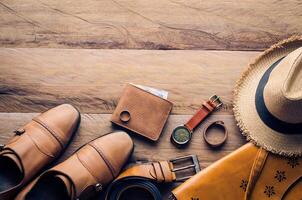 ropa y accesorios para hombres en madera piso foto