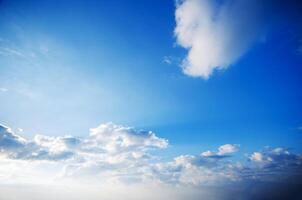 cielo azul con nubes foto