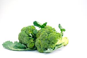 brócoli verde Fresco para comida sano en blanco antecedentes foto