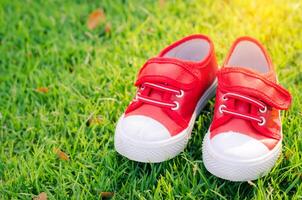 rojo Zapatos para niños en verde césped piso foto