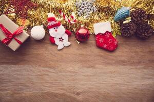 decoraciones para Navidad celebraciones son metido en de madera pisos y espacio para tu mensaje. foto