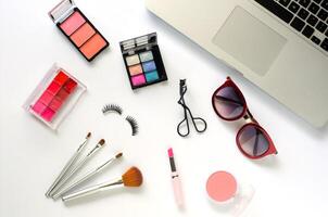 conjunto de decorativo productos cosméticos y accesorios para mujer en blanco antecedentes foto