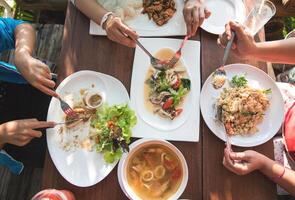 parte superior ver comida mesa con familia comida foto