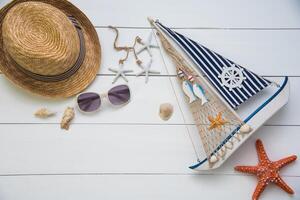 accesorios disfraz viaje para verano en de madera piso foto