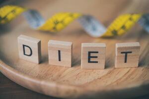 el concepto de dieta para peso pérdida y palabra dieta en de madera sitio foto
