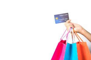 mujer mano con compras pantalones y crédito tarjeta en blanco antecedentes foto