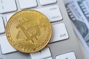 bitcoin y sus clase de negocios ordenador portátil trabajo y traer actas a través de el red y ayuda con hoy negocio gestión, entregando rápido y seguro negocio. foto