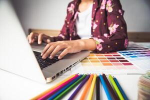 diseñador gráfico creativo ,creatividad mujer trabajando en ordenador portátil y diseño colorante color ideas estilo foto
