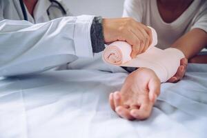 Doctors are treating patients with arm injuries photo